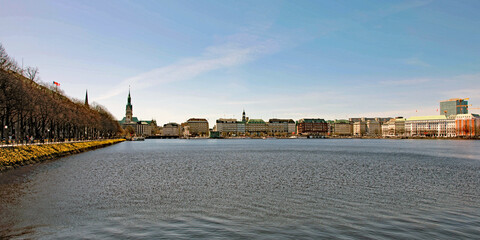 Binnenalster mit Glockenblumen