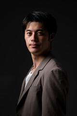 カメラ目線の男性　かっこいい　暗闇