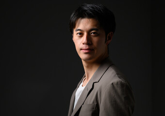 男性　ポートレート　明暗　ビューティー