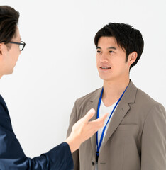 話し合いをする若手ビジネスマン　ベンチャー　