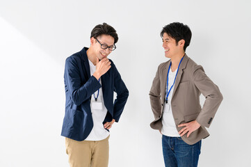 話し合いをする若手ビジネスマン　ベンチャー　