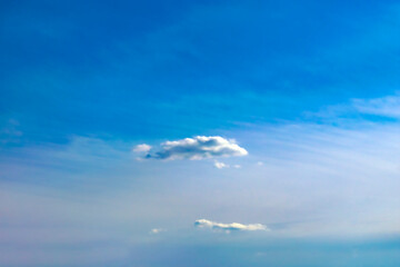 Naklejka na ściany i meble _blue sky with feathery clouds