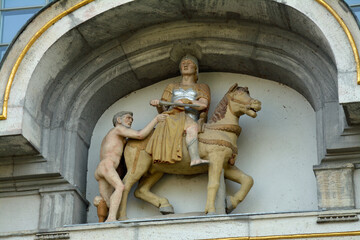 frankfurt am main-h&ouml;chst, sankt-martinsskulptur &uuml;ber der einfahr