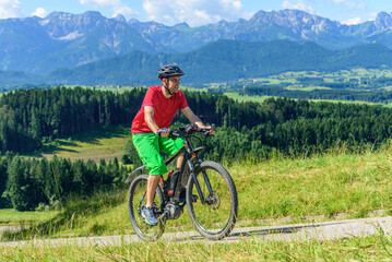 Mit elektrischer Unterstützung meistert man auch steile Auffahrten im Gebirge