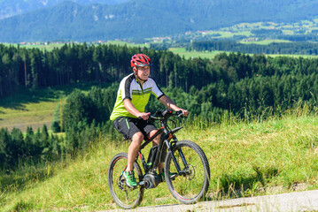 Fototapeta na wymiar Unterwegs auf dem Bike im Gebirge mit elektrischer Unterstützung