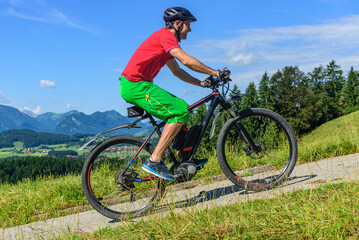 Fototapeta na wymiar Leicht und locker bergauf mit einem E-Bike