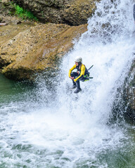 Mutiger Sprung in einen Wasserfall beim Canyoning
