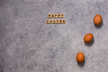 Jajka ułożone w rzędzie ze słowem Wielkanoc - obrazy, fototapety, plakaty