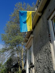 ukrainische Fahne an einem Gebäude