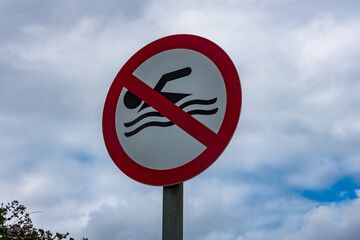 Schwimmen verboten Schild