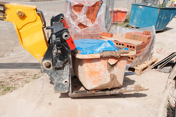Telehandler bringing tube with mortar for bricklayers