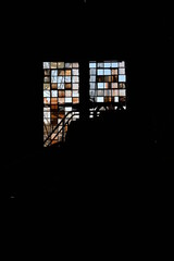 Altes Fenster in einem dunklem Raum mit einer alten Maschine in der Weltkulturerbe Völklinger...