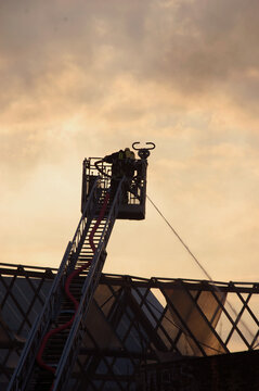 Feuerwehreinsatz bei Sonnenuntergang