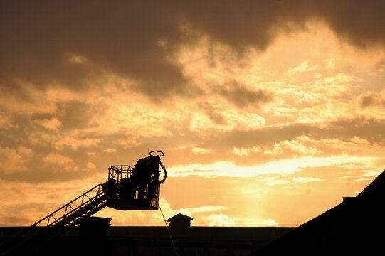 Feuerwehreinsatz bei Sonnenuntergang