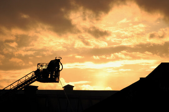 Feuerwehreinsatz bei Sonnenuntergang