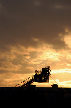 Feuerwehreinsatz bei Sonnenuntergang