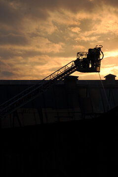 Feuerwehreinsatz bei Sonnenuntergang