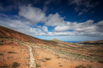 Fototapeta na wymiar Najpiękniejsze widoki dzikiej natury na wyspie Lanzarote