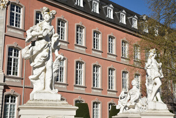 Statues du palais du Prince-Electeur à Trèves. Allemagne