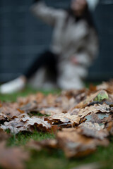 Wunderschöne Sportliche Frau in Anzug und Jeans an Terrassen Aussichts Plattform im Sonnen Untergang Luxus