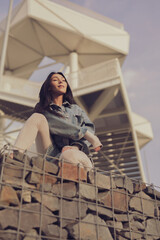 Wunderschöne Frau in Anzug und Jeans an Terrassen Aussichts Plattform im Sonnen Untergang Luxus