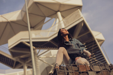 Fototapeta na wymiar Wunderschöne Frau in Anzug und Jeans an Terrassen Aussichts Plattform im Sonnen Untergang Luxus