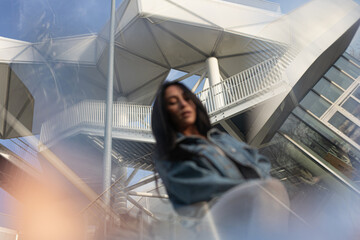 Wunderschöne Frau in Anzug und Jeans an Terrassen Aussichts Plattform im Sonnen Untergang Luxus
