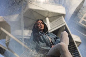 Wunderschöne Frau in Anzug und Jeans an Terrassen Aussichts Plattform im Sonnen Untergang Luxus