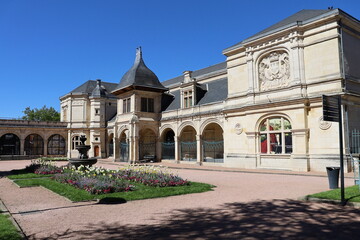Le pavillon Anne de Beaujeu, bâtiment du château des ducs de Bourbon, vu de l'extérieur, ville...