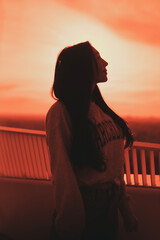 Wundersch&ouml;ne Frau in Anzug und Jeans an Terrassen Aussichts Plattform im Sonnen Untergang Luxus