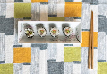 Sushimahlzeit angerichtet auf Tischdecke