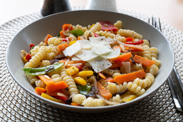 Gebratene Nudeln mit asiatischem Gemüse und Parmesankäse