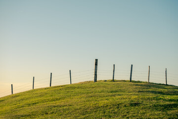 Obraz premium A fence with a great light at sunset