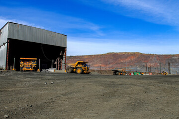 Obraz premium Extraction of iron ore in quarry Southern Mining Processing Plant.
