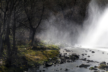 paisaje de rio cayendo agua en condensación de una cascada