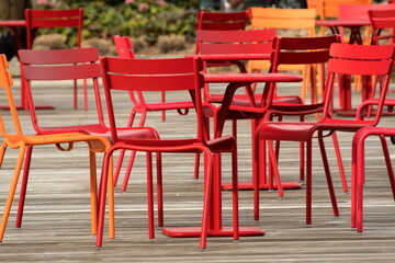Fototapeta na wymiar Red and orange chairs at street cafe in Redmond