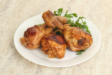 Roasted chicken leg with rucola