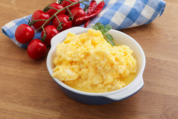 Scrambledd egg in the bowl