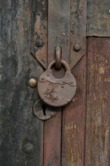 Stara kłódka przy drewnianych drzwiach