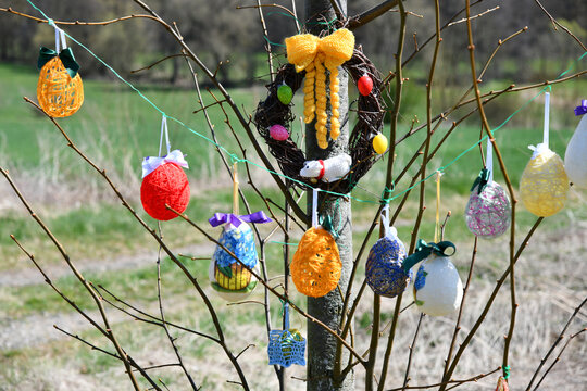 Omi&acute;s schm&uuml;cken einen Osterbaum
