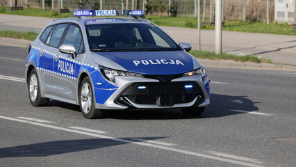 Nowy radiowóz policji polskiej na jezdni w mieście. 