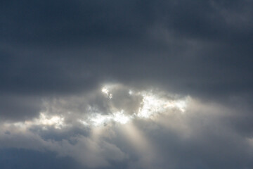 Rayos de luz atravesando las nubes