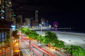 Fototapeta premium luzes do trafego de carros e da cidade de Balneário Camboriú Santa Catarina Brasil