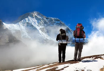 Photo sur Plexiglas Makalu Mont Makalu avec nuages et silhouette de deux randonneurs