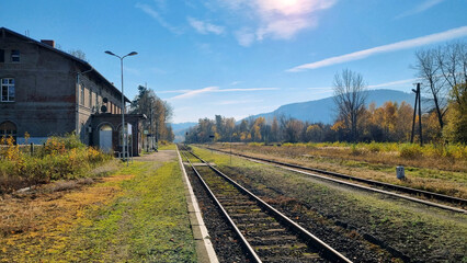 stacja kolejowa położona w małej wiosce - obrazy, fototapety, plakaty
