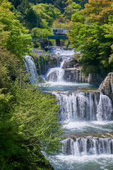 Fototapeta na wymiar 田原の滝の上を行く富士急行線　田原の滝