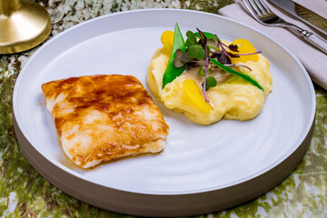 morue grill on a grey plate with garnish
