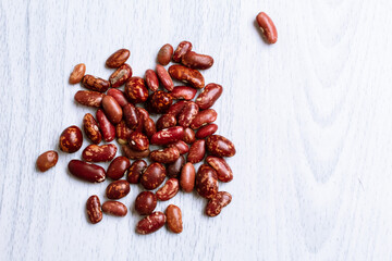 Obraz premium frijoles saludables para cocinar en mesa blanca aislados