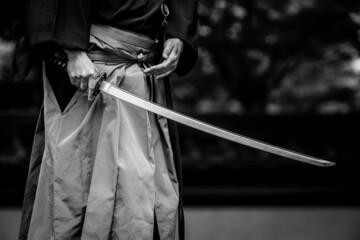 日本刀を構える人物