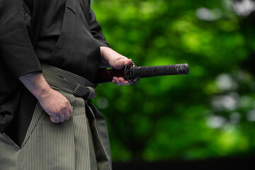 日本刀を構える人物
